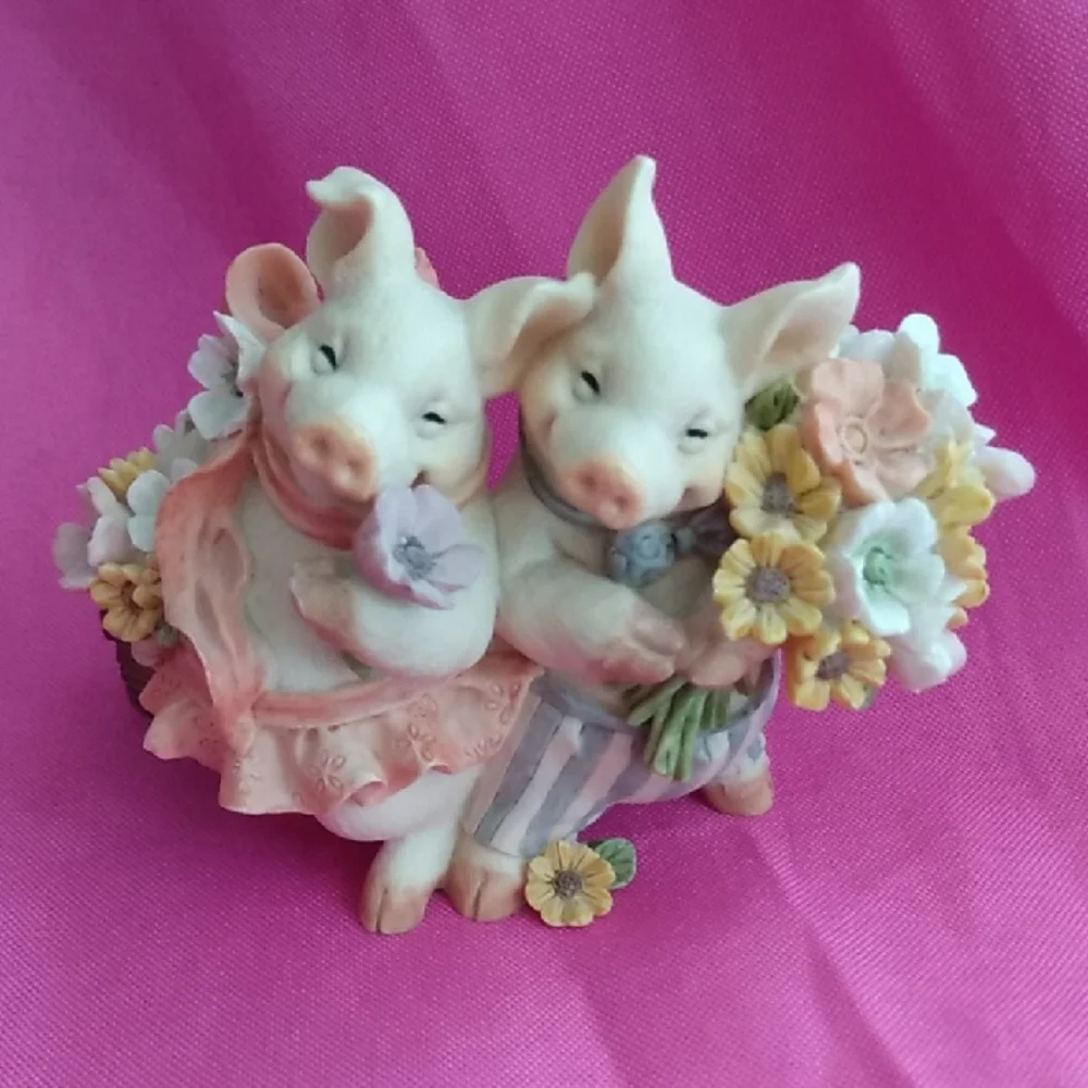 Adorable Vintage Happy couple Figurine with Flowers - Picture 3 of 8